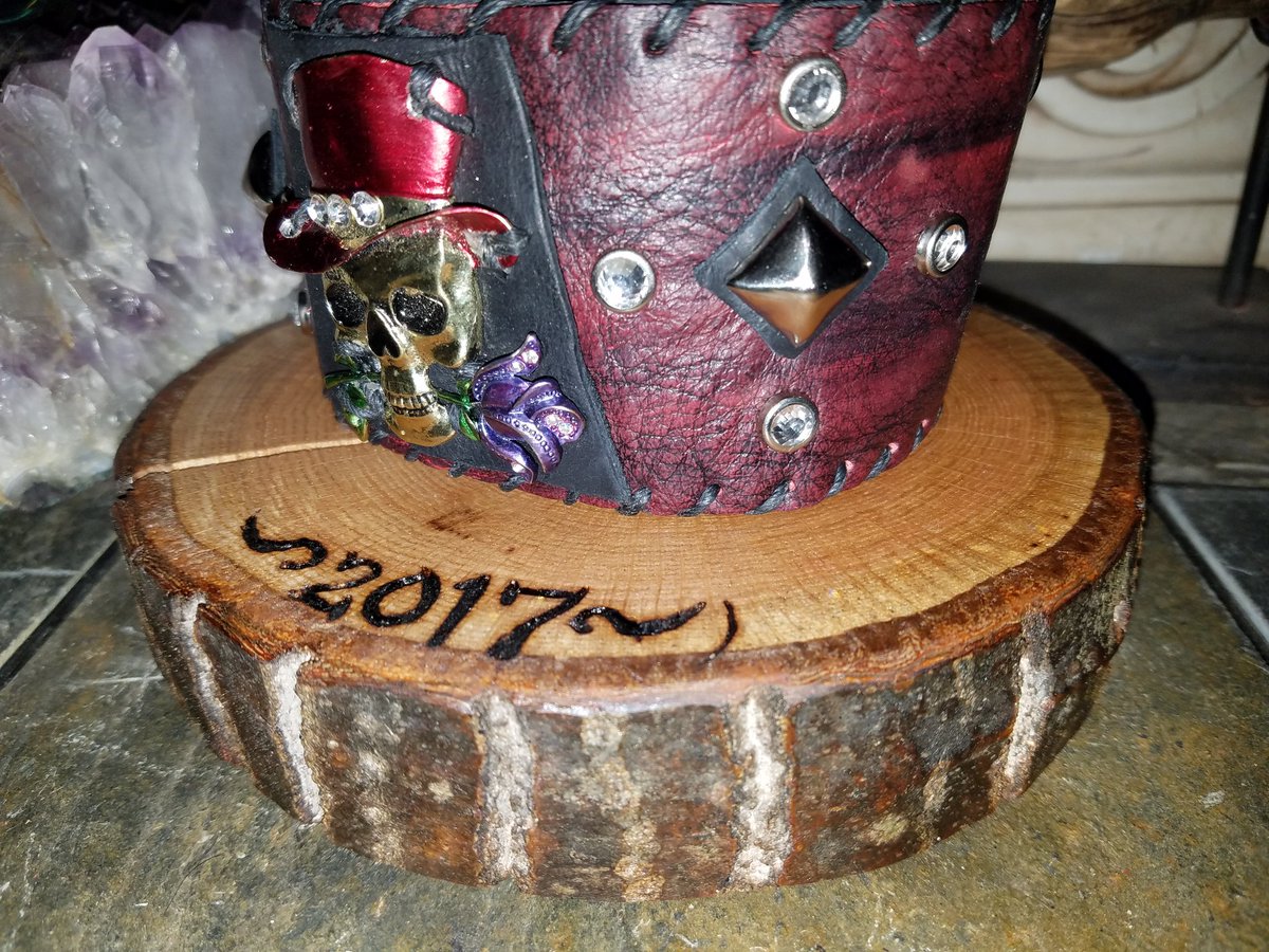 conte_dennis's tweet photo. #handmadeleathercuffs #skullcuff #genuineswarovkirhienstones #qualityleather #handstitchedboarder #handcutaccents @MonstersCruise @HoxPhotog @HoekstraMagic @padcom_dotcom @LMIStudio @ManchesterBDSM @litaford @JoelHoekstra13 @StephenEPearcy @Allyson_rock1 https://t.co/yBzmwcD39g