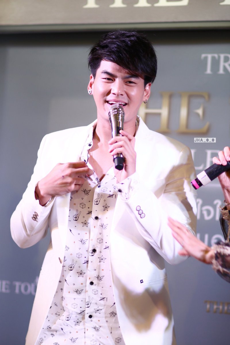 jha_O_O's tweet photo. อยากถ่ายรูปกับคุณนะ แต่ก็อยากถ่ายรูปคุณด้วย งืออออ อดเบย 😶😔 @Hunz_IPH #thetouchclinic #thetouchbkk https://t.co/tZZWb4KnFB