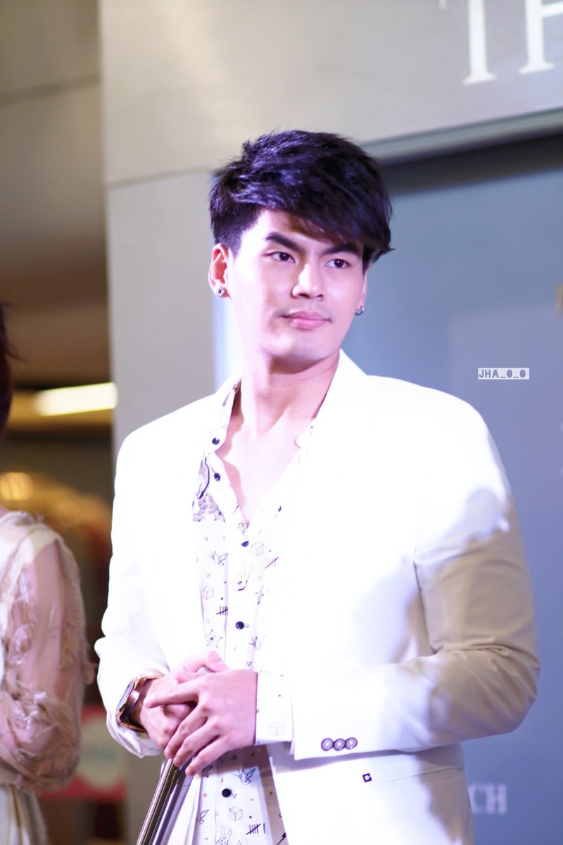 jha_O_O's tweet photo. อยากถ่ายรูปกับคุณนะ แต่ก็อยากถ่ายรูปคุณด้วย งืออออ อดเบย 😶😔 @Hunz_IPH #thetouchclinic #thetouchbkk https://t.co/tZZWb4KnFB