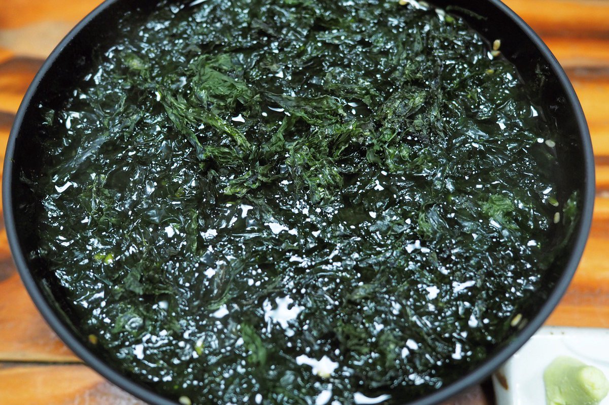 東京別視点ガイド No Twitter 八丈島の人気居酒屋 梁山泊 がうまかった ふかした里いもに酒盗をつける にょうげ芋 寒天みたいな食感の 海藻の煮こごり ブド ご飯が見えないぐらい岩のりが入った 岩のり茶漬け など郷土料理をたくさん食べられる 東京の