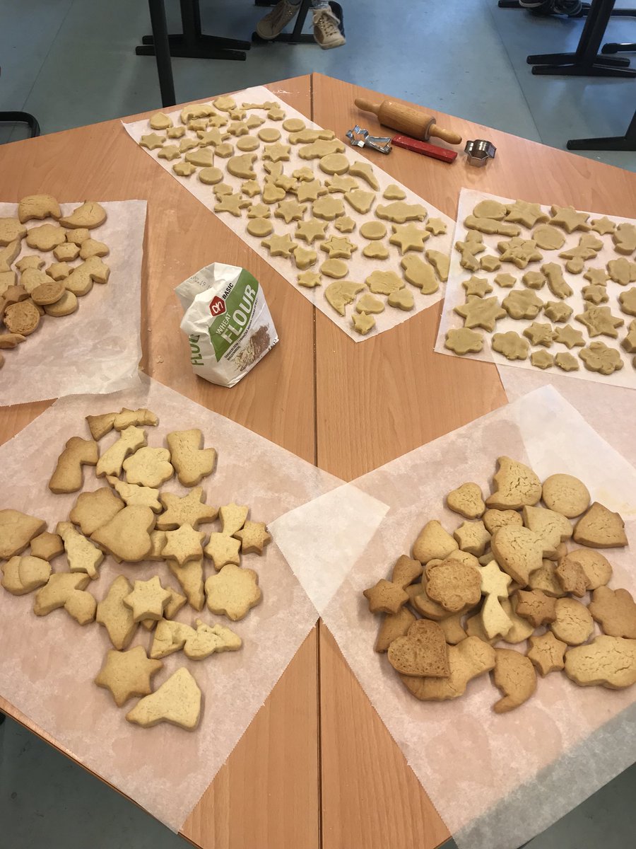 CSODePrinsenhof's tweet photo. Voorbereidingen voor de #kerstmarkt in volle gang! Opbrengsten gaan uiteraard naar Serious Request #SR17 #Apeldoorn https://t.co/YtMiz6PeBB