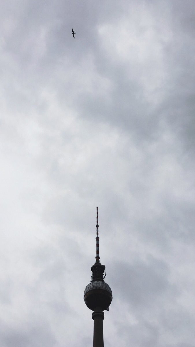 Bu tweet altında arka plan olarak kullanabileceğiniz fotoğrafları paylaşıyorum. Benim çektiklerimde sadece yer ismi yazıyor, diğerlerine sanatçı adı da ekliyorum. 

Sırayla İzlanda, İzlanda, Svalbard, Berlin