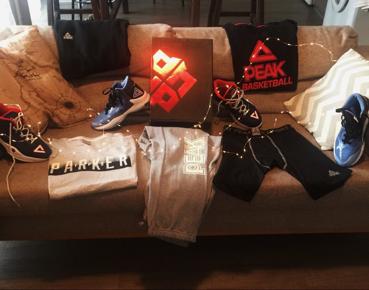 AlexPlagnard's tweet photo. Noël en avance!! 🎁🎄merci @PEAKFrance https://t.co/wteCSJVjay