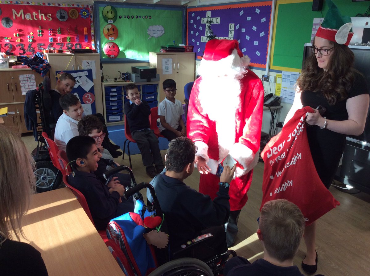 wilsonstfeed's tweet photo. When Santa comes to visit!! 😀🎅🏼 #wsmonkeys https://t.co/iXtDTTnbHG