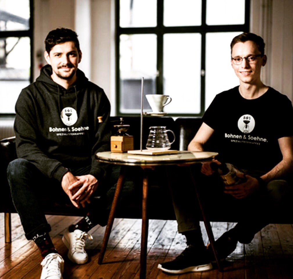 HSG_Wetzlar's tweet photo. Handball und Kaffee - das vereint am Donnerstag #bohnenundsoehne ☕️! Mehr Infos dazu am Mittwoch auf https://t.co/h36IKXaLZW! @ANZEIGER_NEWS @mittelhessende @Allgemeine @DKBHBL @skyhandball https://t.co/CrYFJ7gwME