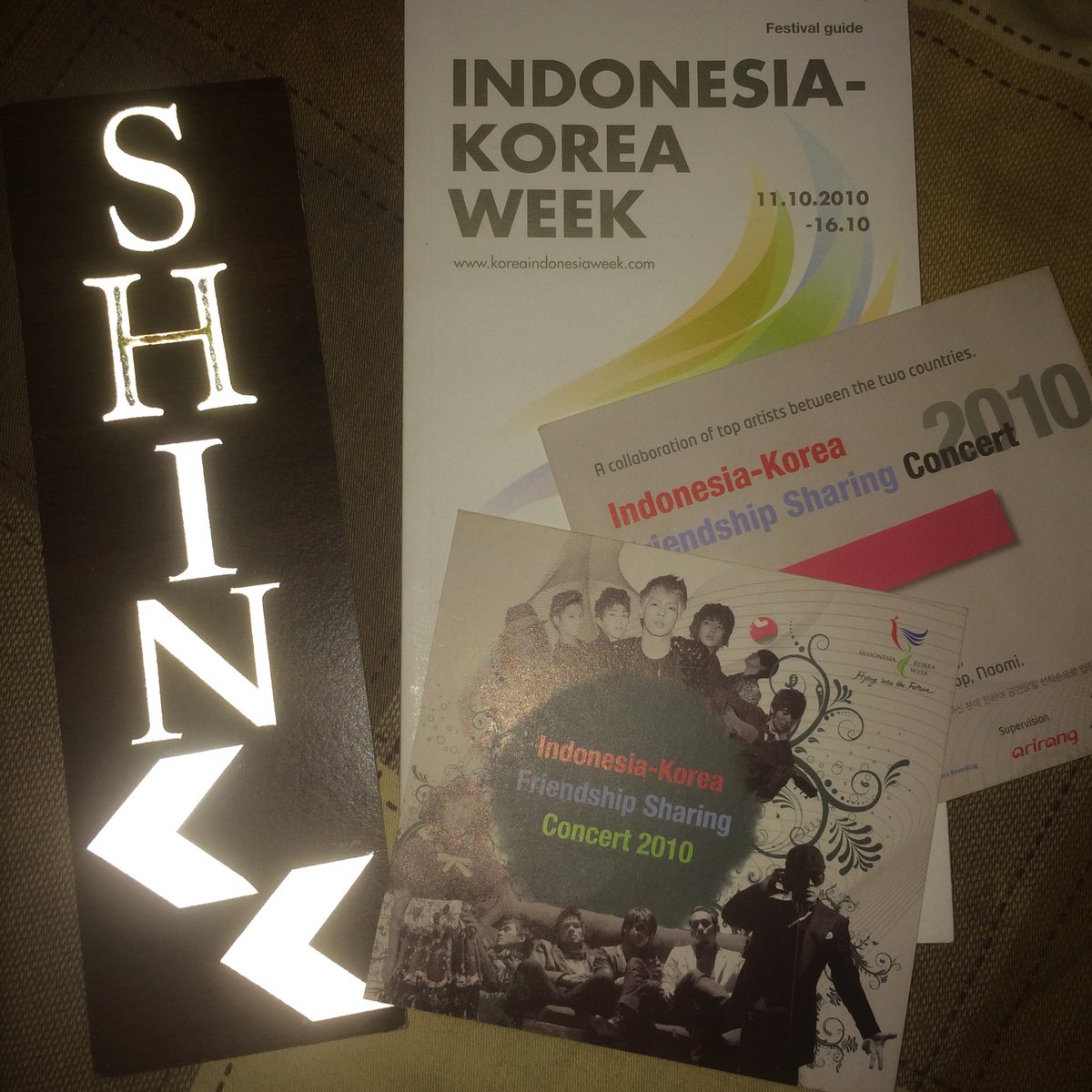 SuperseedChain's tweet photo. MASIH NYIMPEN INI TIKET KIFF YANG GS NYA SHINEE 😭 jaman-jaman smp. Pulang try out kelas 3 lgsg kabur pulang2 dimarahin wakakak. Itu coklat coklat nyala gue bikin dari stiker sepeda bapak gue gara gara gapunya duit buat beli lightstick yha :) https://t.co/W8xLZSGxUG
