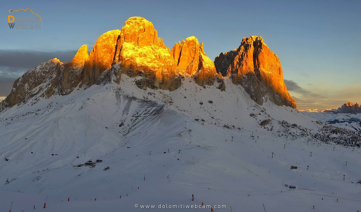 Lo spettacolo emozionate questa mattina dalle #webcam della #ValdiFassa sulle #Skiaree ... #dolomiti #dolomitisuperski <a href="/FassaSki/">FassaSki</a>