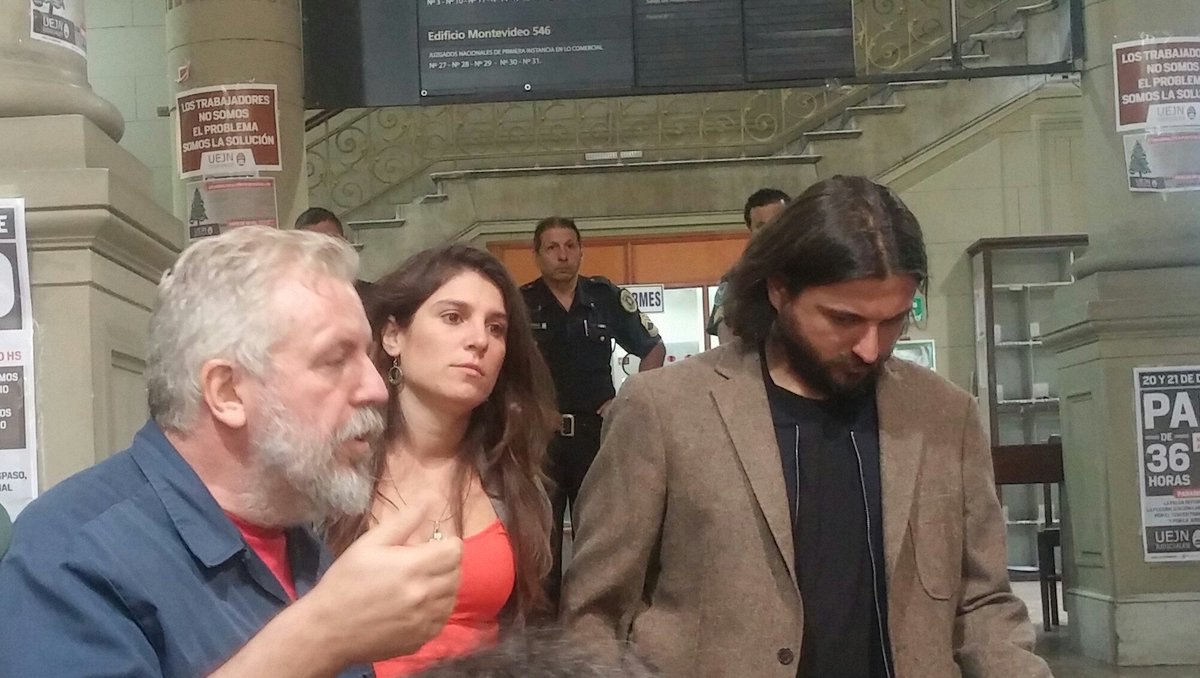 UTEPoficial's tweet photo. #AHORA en el Juz Nro 2, trabajadores de la economía popular, la juventud sindical, trabajadores judiciales y organizaciones sociales exigimos el pronunciamiento del juez  Strasser sobre el amparo que declara la inconstitucionalidad de la media sanción de la reforma previsional https://t.co/NAXsitxAns