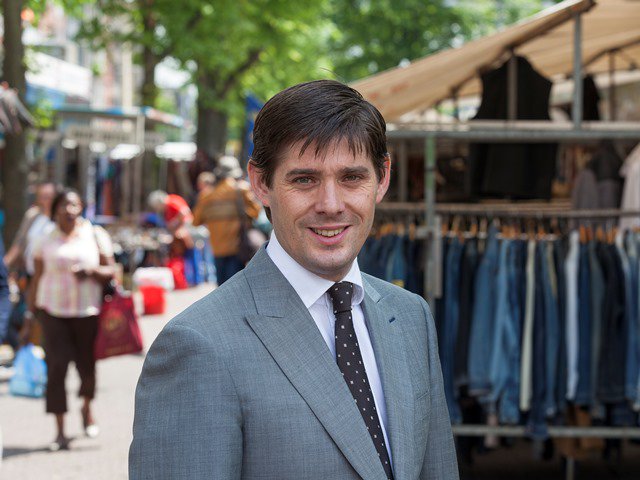 Volzin's tweet photo. "Van huis uit heb ik geleerd dat je als mens verantwoordelijk bent. Je kunt niet zeggen: ik ben voor een betere wereld, maar vanavond blijf ik op de bank zitten."
Ben je het eens met deze woorden van Arjan Vliegenthart?
Lees verder in #Volzin https://t.co/LXB5b82geL https://t.co/7SzHBQVTQN
