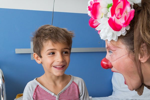 RireMedecin's tweet photo. Offrez des éclats de rire à 50 enfants malades ! Vous aussi, participez à notre campagne de #crowdfunding sur @Commeon_. On compte sur vous ! 
#mécénat #participatif >> https://t.co/9dxODteOrH https://t.co/ee5ntKWy4F