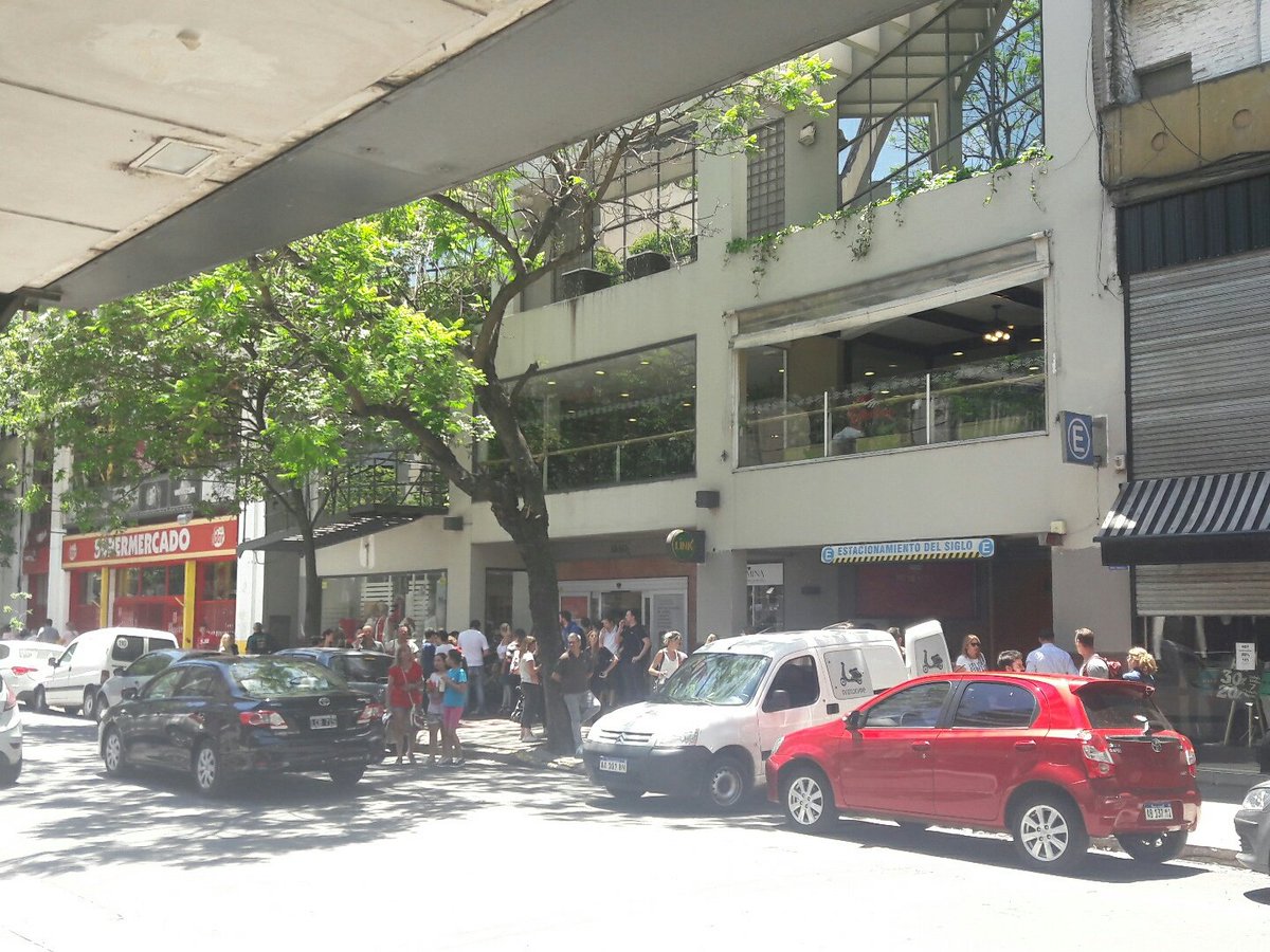 #Ahora Denuncian comerciantes de calle Rioja #Rosario que están pasando del sindicato de Empleados de Comercio Rosario "avisando" que si no cierran les van a romper las vidrieras. En la foto están desalojando Shopping del Siglo