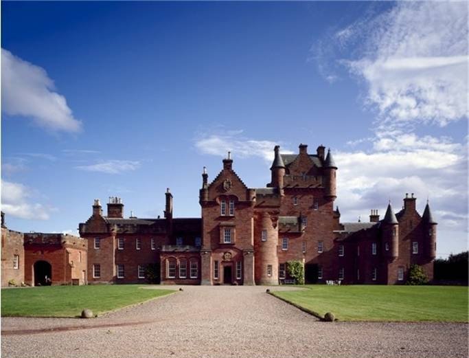 VeriLetUK's tweet photo. How would you like to stay in The Gatehouse to Ayton Castle? 👀 This #AirBnB is available to snatch up for you to live like #royalty for only £104 per night.

See full listing here - https://t.co/XA0EqNjNXp https://t.co/XdckcWYRXj
