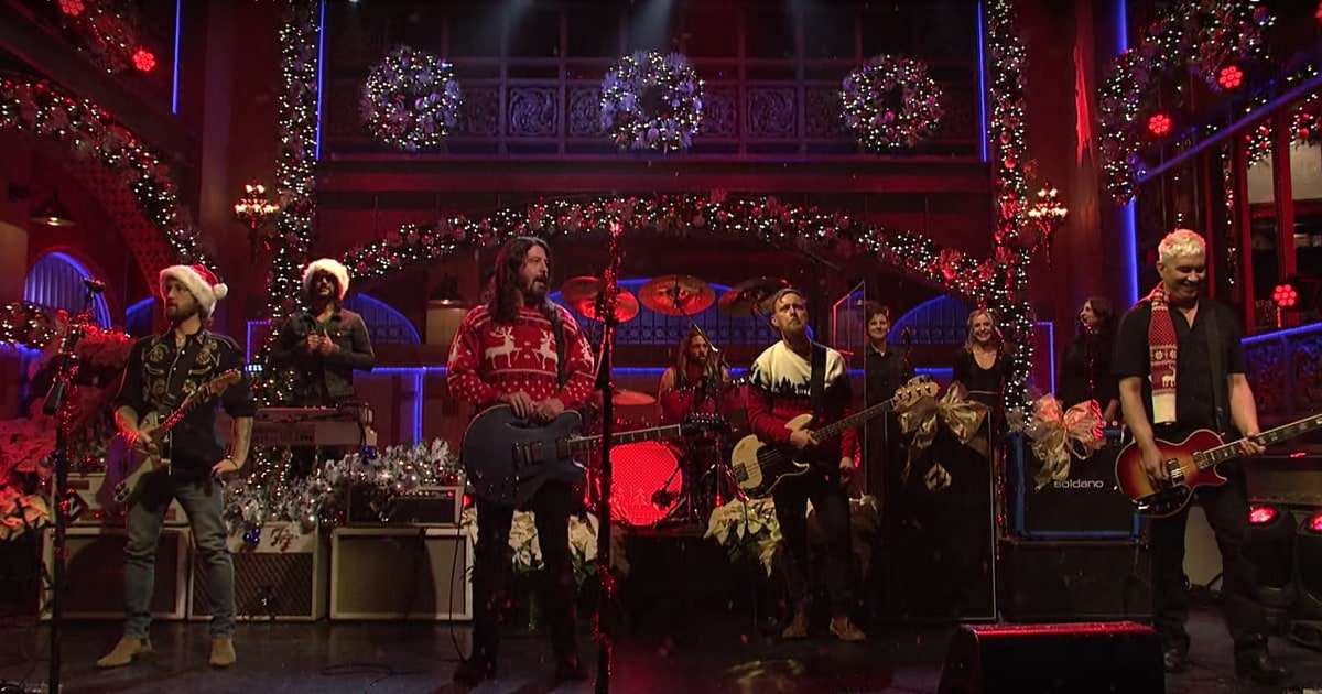 RollingStone's tweet image. See Foo Fighters turn "Everlong" into a Christmas medley on #SNL rol.st/2AJ72QJ
