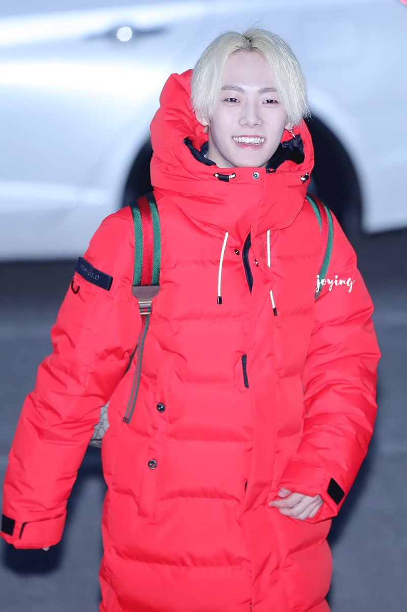 joying19960912's tweet photo. 20171215 뮤직뱅크 출근 #종인 #BLK_I #BLK #비엘케이 종인이 항상 웃어라~>< https://t.co/OYnUVfMFbZ