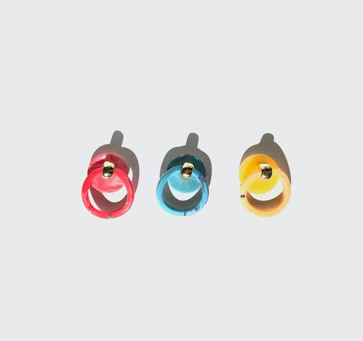 Tokyo Acryl 有限会社三幸 Twitter પર オリジナルスマホリングです ミユキのマテリアルブランドである東京アクリルを使用しています カラフルな地の色に白マーブルがさりげなく入って高級感とカワイイを併せ持った素材です 指の形に合わせてリングがねじれて