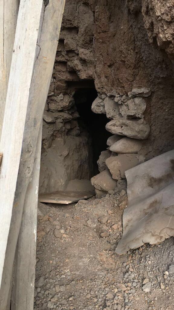 Pomem's tweet photo. Mardin Kızıltepe 'de bir şahsa ait evden Garnizon Komutanlığına kazılmış tünel bulundu.
https://t.co/A0Jb5gVkWS https://t.co/5FbJBE2dXj