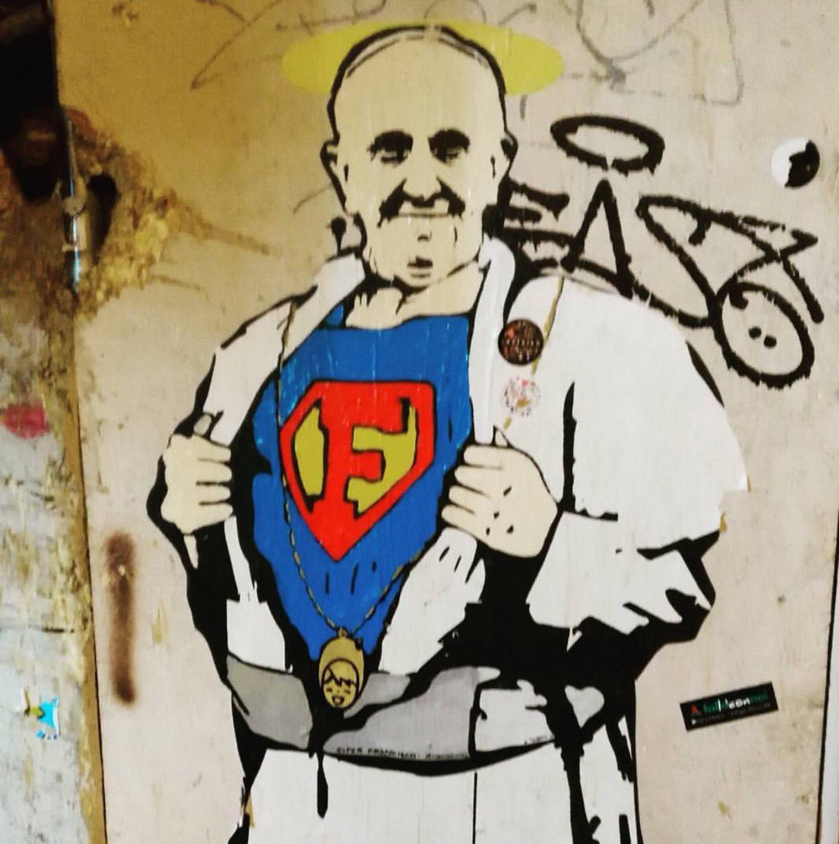 Gianluca_Teseo's tweet photo. Nonostante i suoi 81 anni #PapaFrancesco a #Roma rimane un #SuperPope e un #SuperMan https://t.co/KNmr8GOa4R
