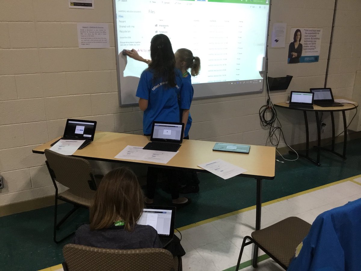 bradenmurray2's tweet photo. @HoughtonHornets ed tech student crew having a great morning supporting new student crews. #GEDSB21C #ESC https://t.co/VVAs0jYj4i