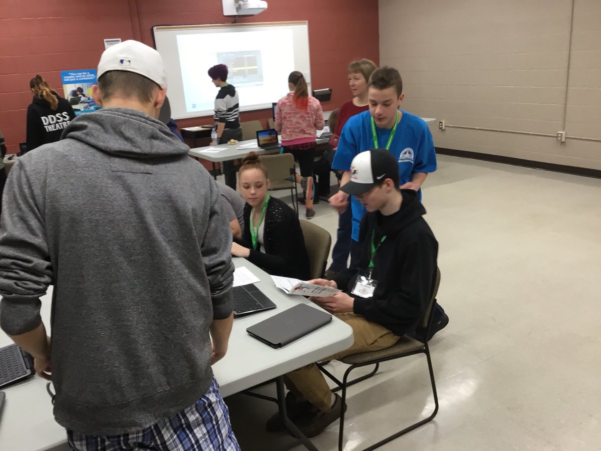 bradenmurray2's tweet photo. @HoughtonHornets Edtech student crew teaching new crew members #GEDSB21C #edtechteam https://t.co/lx1E7bD0OK