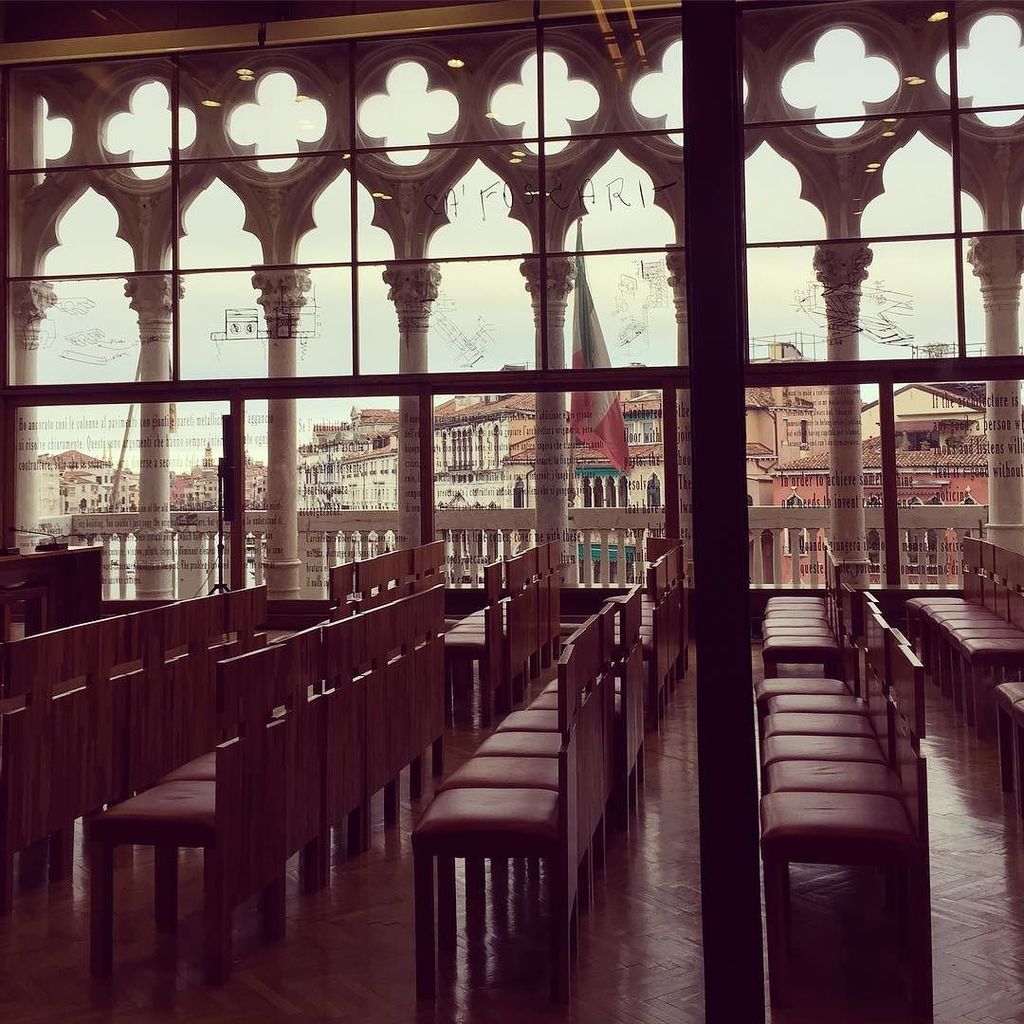 CaFoscari's tweet photo. Are you ready for the last week before winter break? With such a view on the Grand Canal and surrounded by Carlo Scarpa’s architecture it’s always a pleasure! #cafoscari #unive #aulabaratto #grandcanal #venezia #venice #carloscarpa #architecture #instave… https://t.co/WXngJvtMmE https://t.co/dU9jsvojPu