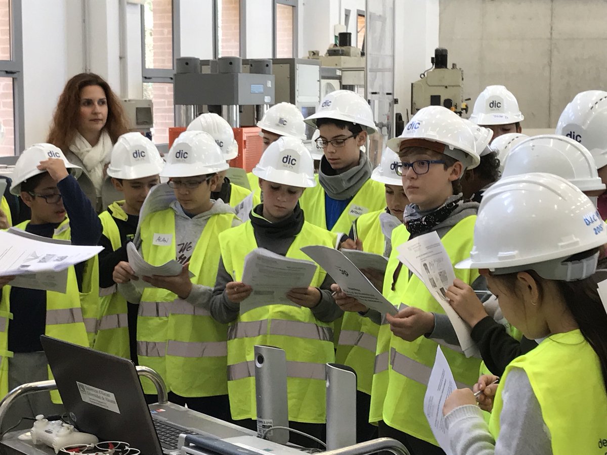 dic_ua's tweet photo. Hoy ha sido un día diferente: ¡Los estudiantes de primaria han invadido nuestros laboratorios! Sus armas: su insaciable curiosidad y sus ganas de probarlo todo. El resultado: han conquistado nuestros ❤️ y aprendido todo lo que hacen los Ingenieros Civiles https://t.co/qg7BGlJkTa