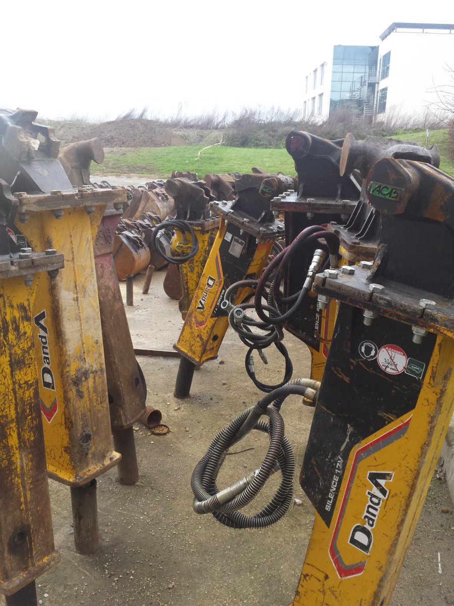 ConstructionCay's tweet photo. La rédaction du #15' du BTP est en tournage chez #Locamod dans l'Essonne avec @TracktorFr #Tracktor parc de 300 machines surtout #minipelle et #chargeuse https://t.co/ClNQfyD4bP