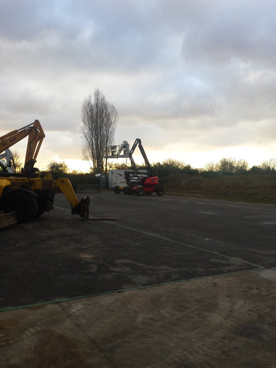 ConstructionCay's tweet photo. La rédaction du #15' du BTP est en tournage chez #Locamod dans l'Essonne avec @TracktorFr #Tracktor parc de 300 machines surtout #minipelle et #chargeuse https://t.co/ClNQfyD4bP