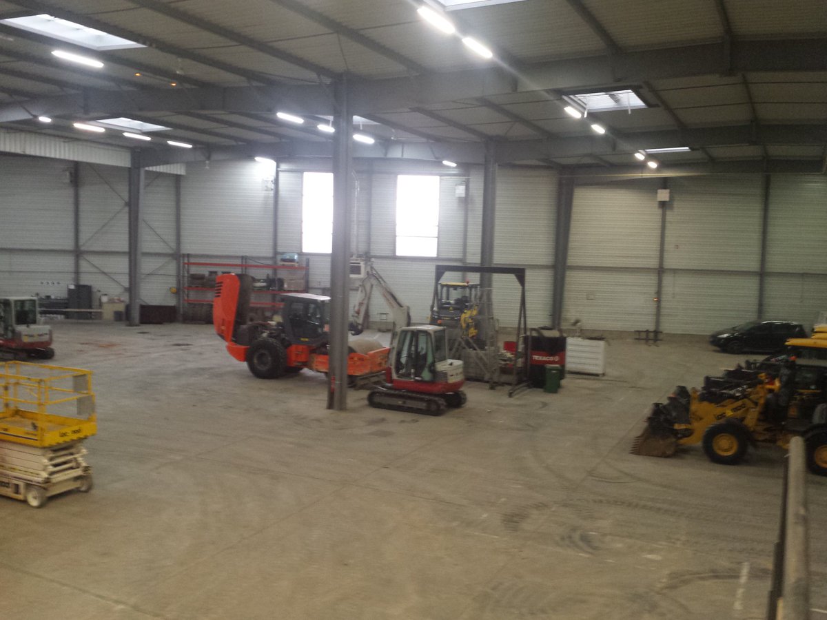 ConstructionCay's tweet photo. La rédaction du #15' du BTP est en tournage chez #Locamod dans l'Essonne avec @TracktorFr #Tracktor parc de 300 machines surtout #minipelle et #chargeuse https://t.co/ClNQfyD4bP