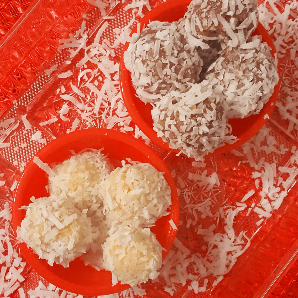 MexiMoments's tweet photo. Fun &amp; easy to make No Bake Coconut Balls will be a hit at your next #Holiday party! #unidosconlalechera #ad >>>>>> https://t.co/tmWZkzSX9c https://t.co/fiaW9fz3td