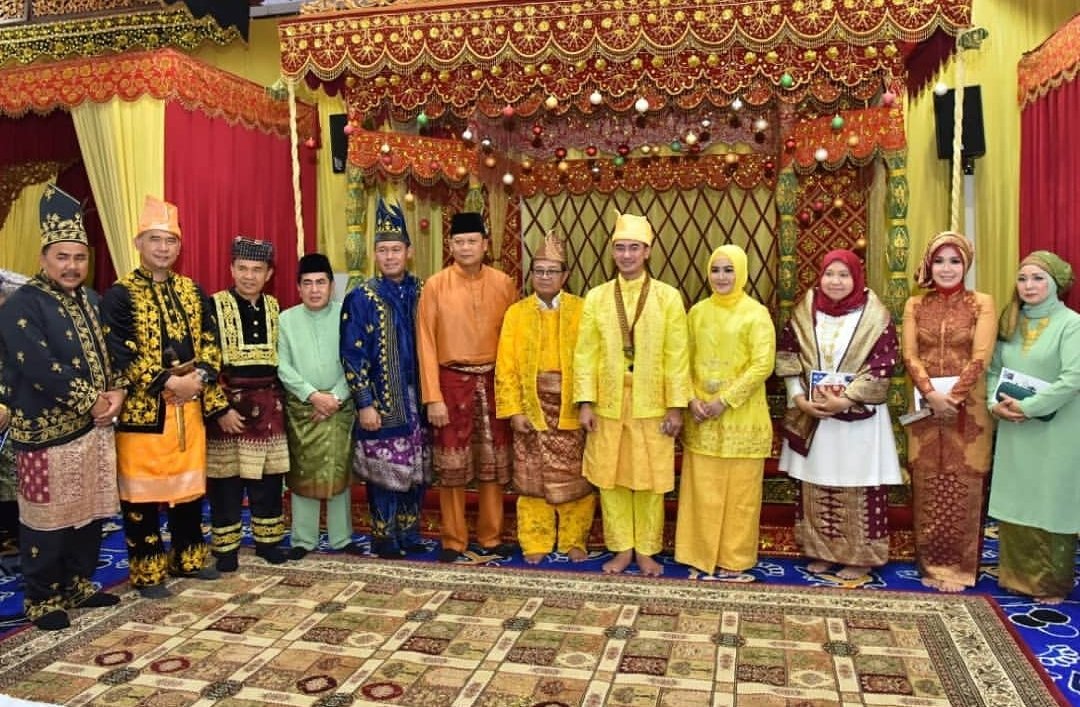 pemkotjambi's tweet photo. Walikota Jambi @SY_fasha Menghadiri Prosesi Adat Melayu Jambi,Pemberian Gelar Adat Kepada Gubernur Provinsi Jambi. Bertempat Di Balairungsari, 17/12 https://t.co/sfMMrl3WoP