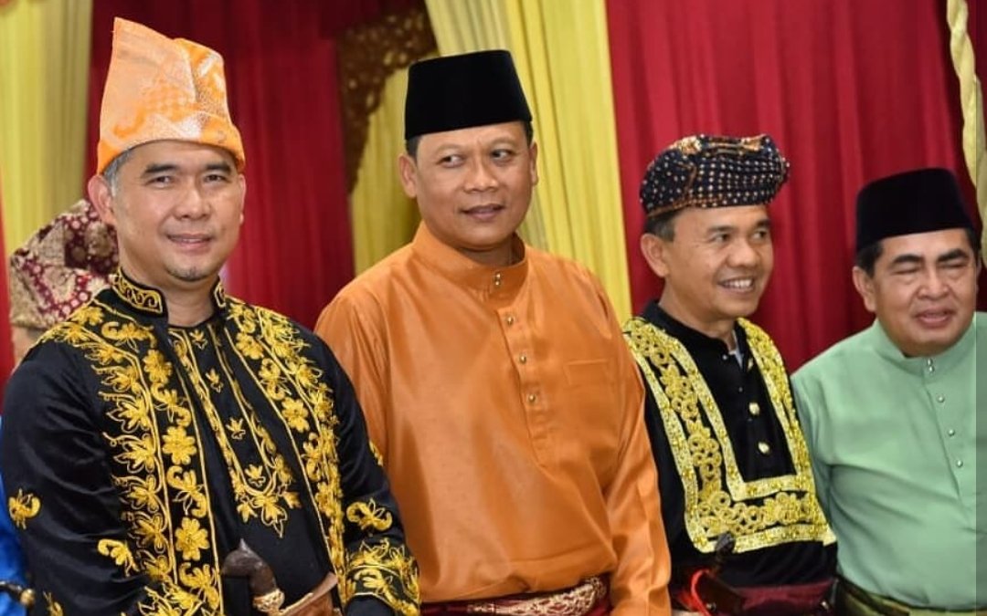 pemkotjambi's tweet photo. Walikota Jambi @SY_fasha Menghadiri Prosesi Adat Melayu Jambi,Pemberian Gelar Adat Kepada Gubernur Provinsi Jambi. Bertempat Di Balairungsari, 17/12 https://t.co/sfMMrl3WoP