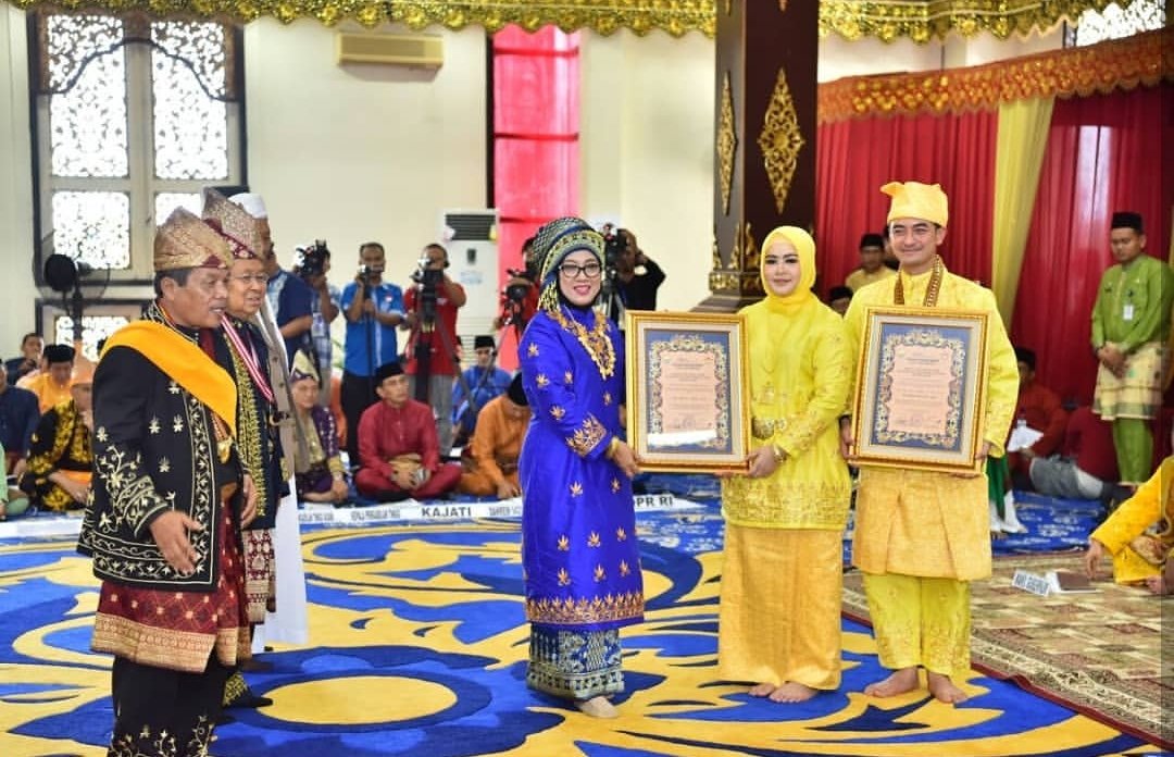 pemkotjambi's tweet photo. Walikota Jambi @SY_fasha Menghadiri Prosesi Adat Melayu Jambi,Pemberian Gelar Adat Kepada Gubernur Provinsi Jambi. Bertempat Di Balairungsari, 17/12 https://t.co/sfMMrl3WoP
