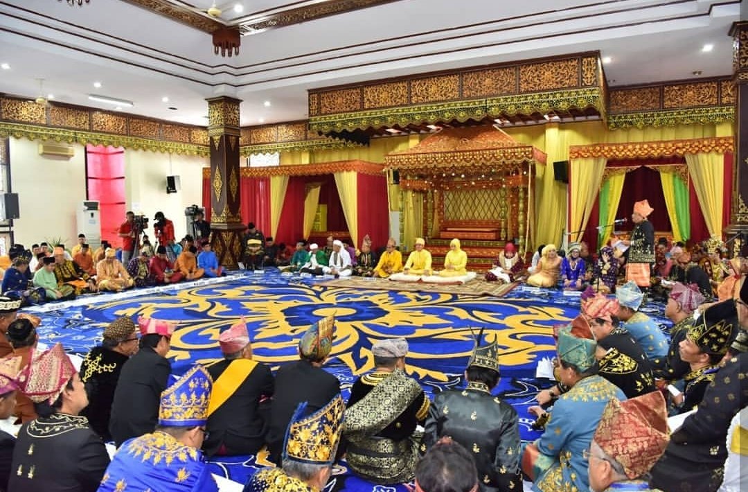 pemkotjambi's tweet photo. Walikota Jambi @SY_fasha Menghadiri Prosesi Adat Melayu Jambi,Pemberian Gelar Adat Kepada Gubernur Provinsi Jambi. Bertempat Di Balairungsari, 17/12 https://t.co/sfMMrl3WoP