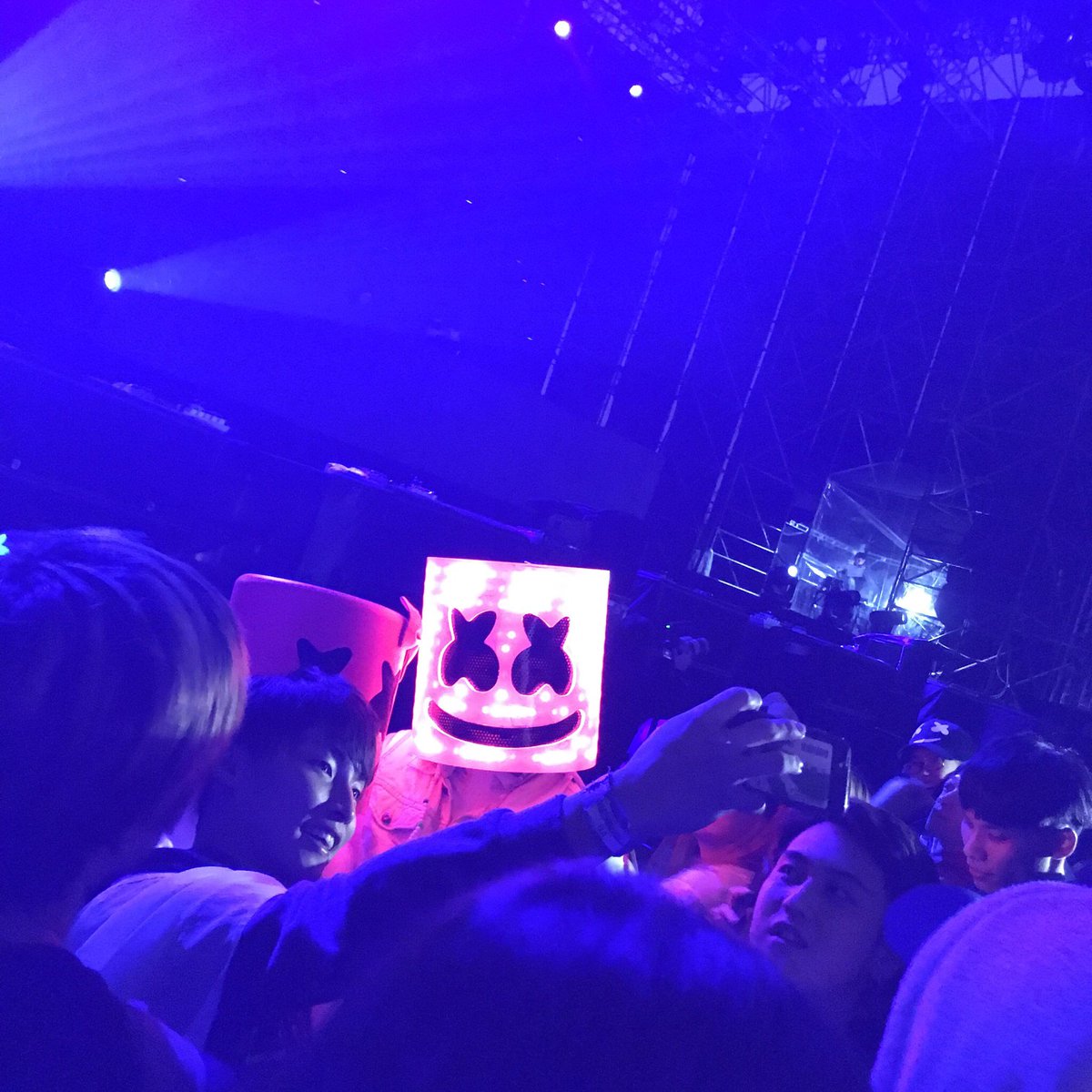 MiaLin515's tweet photo. So many mellogang last night😄💕 #creamfieldstaiwan #Creamfields2017 #mellogang https://t.co/HzTIHSTmws