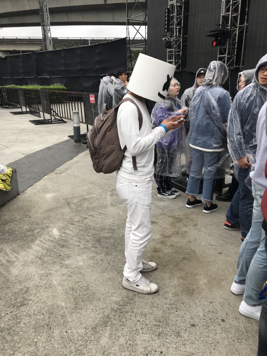 MiaLin515's tweet photo. So many mellogang last night😄💕 #creamfieldstaiwan #Creamfields2017 #mellogang https://t.co/HzTIHSTmws