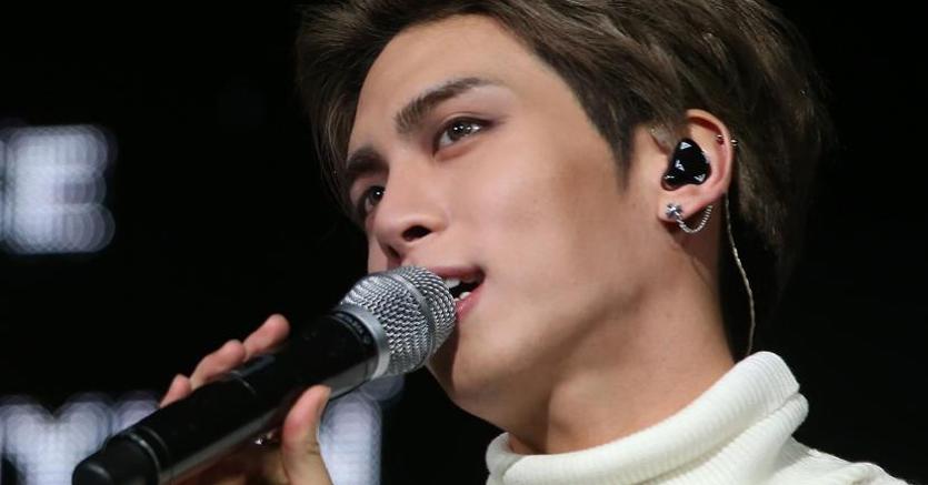 sole24ore's tweet photo. Probabile suicidio: muore il leader degli Shinee, band cult del K-pop https://t.co/d1BpQZlrUE https://t.co/xDipVyi75D