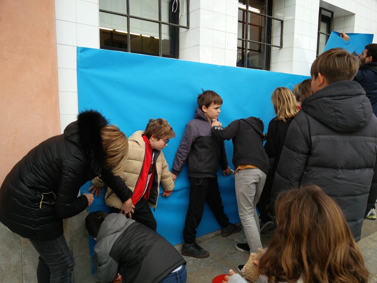 DMSEscola's tweet photo. La comunitat educativa del DMS #NoOblidem els milers de refugiats que segueixen patint mentre esperen un futur millor! #EducacioiRefugi https://t.co/tyJLfFXI3g