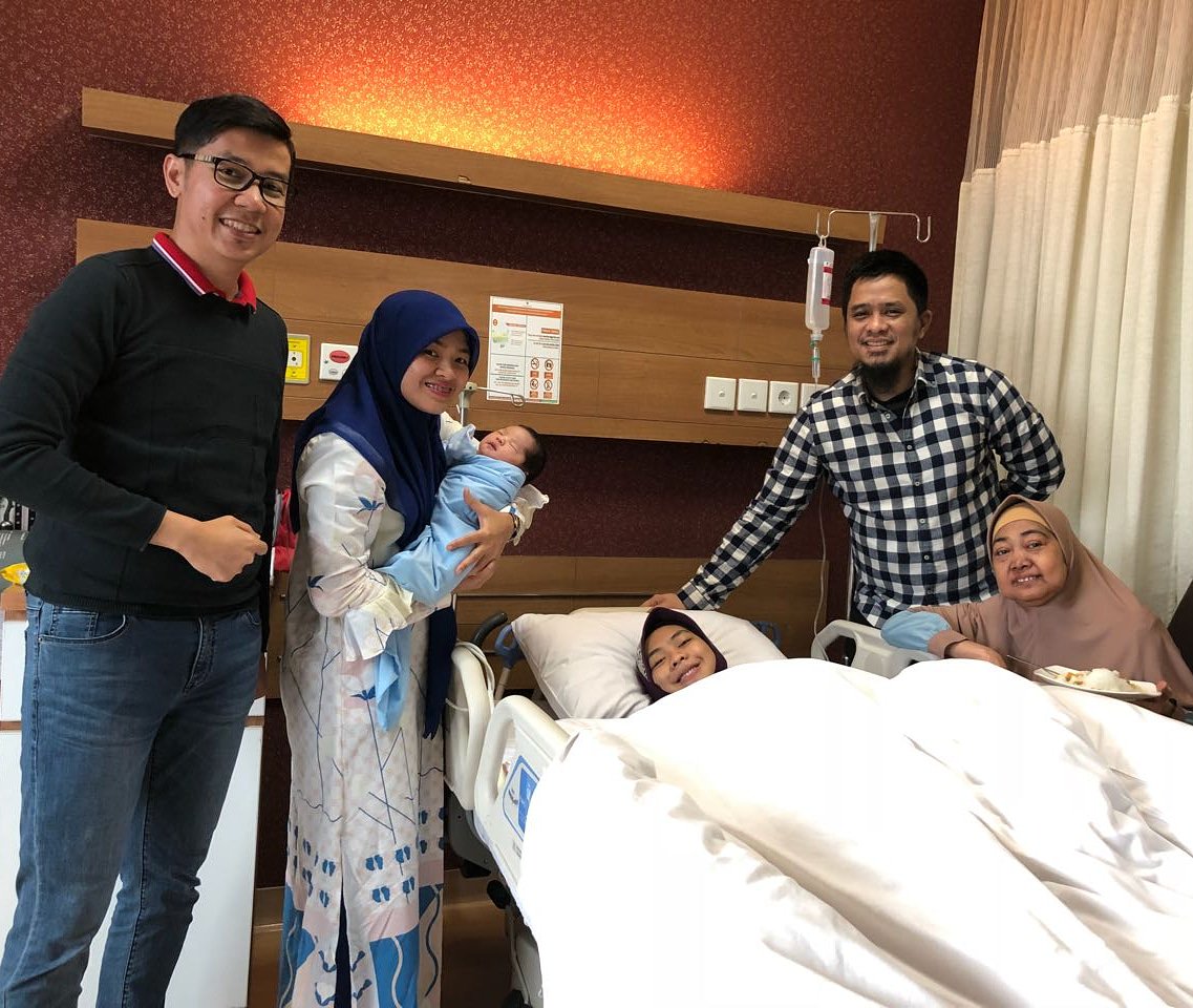 ipphoright's tweet photo. Tadi menjenguk Mbak #OkiSetianaDewi dan Mas Rio yang baru saja dikaruniai anak ketiga. Ibrahim namanya. Alhamdulillah... Semoga menjadi anak yang soleh, berbakti, bermanfaat, menentramkan hati, dan selamat dunia akhirat. Demikian pula anak-anak kita semua. Aamiin... https://t.co/FuNhvznk25