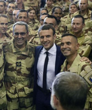 autrement_votre's tweet photo. @EmmanuelMacron  sera en déplacement auprès des troupes engagées dans l’opération #Barkhane au #sahel. Ce voyage est plus particulièrement prévu au #Niger à partir du vendredi 22 décembre et samedi 23 décembre, pour marquer le début des fêtes de #Noel. https://t.co/4FHGsqhQEW
