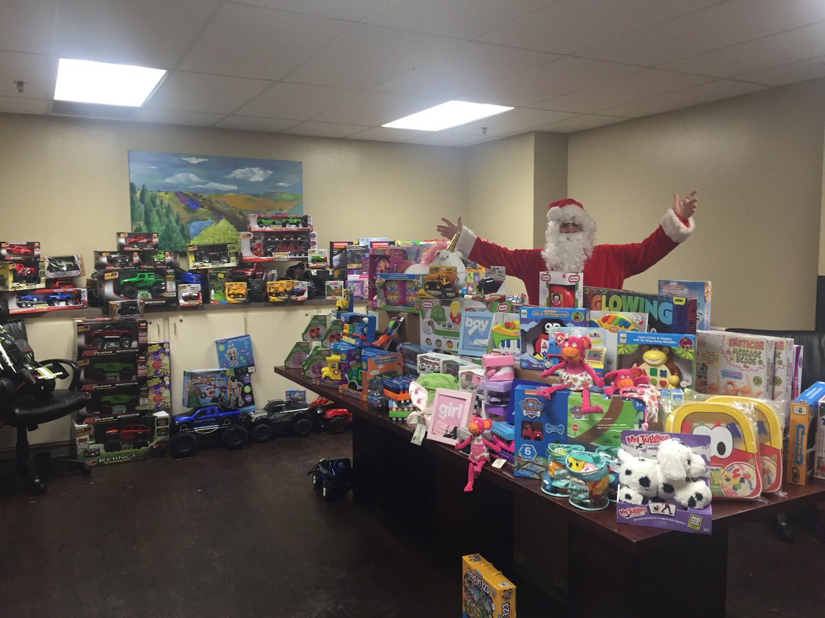 FamilyGateway's tweet photo. Santa came to celebrate December bdays w/ us last week! In the spirit of the holidays, every child got to pick out a toy! Thank you for a fun-filled night @bdayenthusiast & Katwalk Kids Dallas. #fgholidays2017 #joychangeslives #tbppDFW https://t.co/uhzGGZjJhR