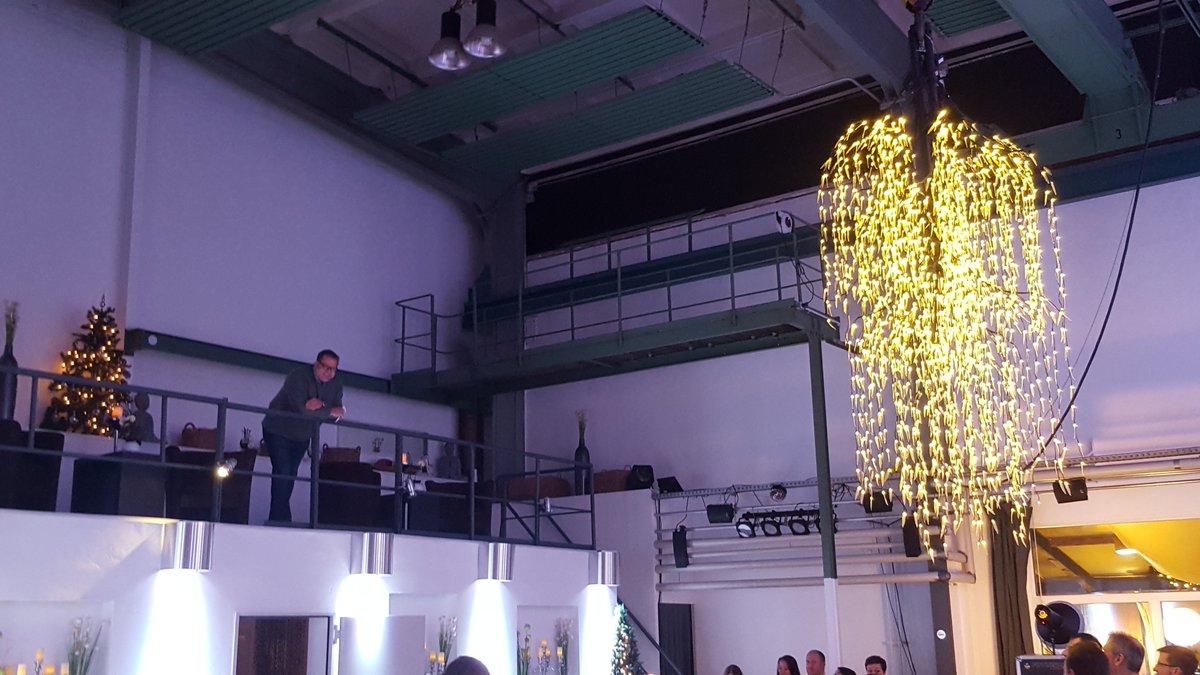 DeskCenterAG's tweet image. Christoph Harvey verkündet in seiner Weihnachtsansprache Vorfreude, Segen und  - ein Gedicht! Dank&apos; Christophs verdeskcenterten Zeilen aus Knecht Ruprecht wissen jetzt auch alle unpoetischen Weihnachtsmuffel wer Theodor Strom war! 
#deskcentersolutions #feiernistwichtig