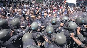 Gregoriodalbon's tweet photo. Hoy hay que poner el cuerpo no la pluma. Este gobierno de derecha recalcitrante se caga en la ley, amenaza con decretos y te compran por un bono canasta de una peña. Hay que poner el cuore, mañana van por vos. #TodosAlaPlaza #NoHaLaReformaPrevisional #DefendamosAlosJubilados. https://t.co/BOr8nBalMV