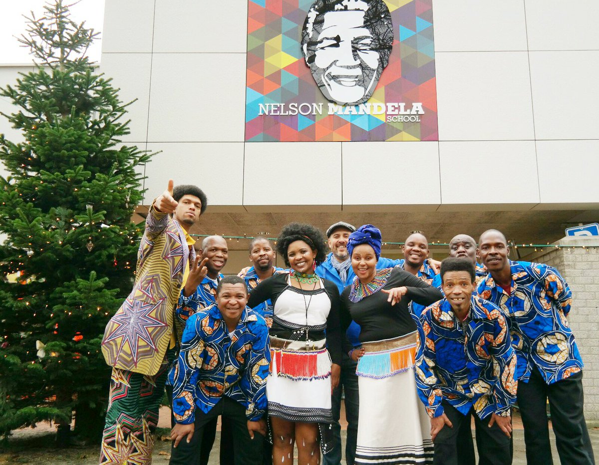 Op uitnodiging van de Nelson Mandela school in Amsterdam heeft de cast van South African Road Trip - Celebrating Life daar vanmiddag een aantal nummers uit de voorstelling gezongen. Bedankt voor de hartverwarmende ontvangst!