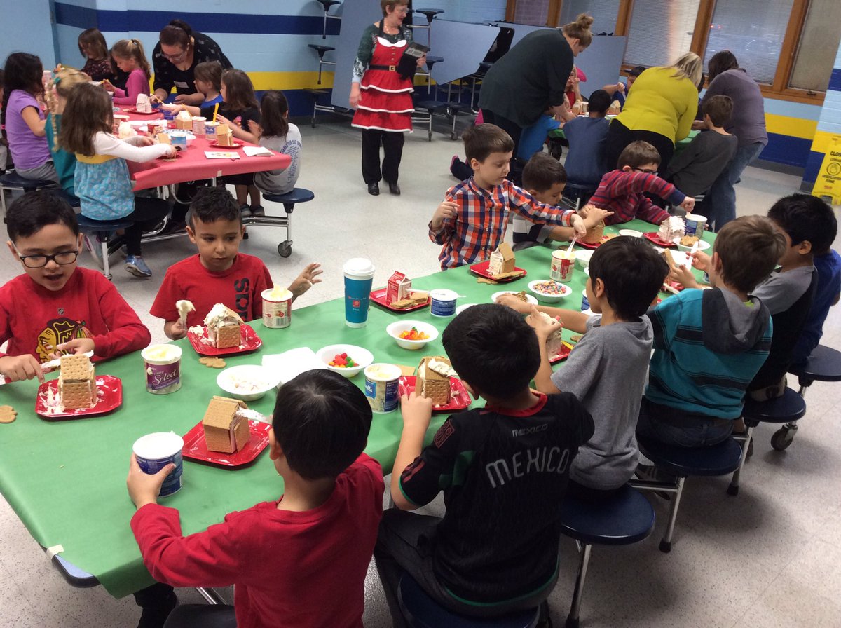 mrsmurzyn's tweet photo. Gingerbread Houses https://t.co/gdlmkxuj7x