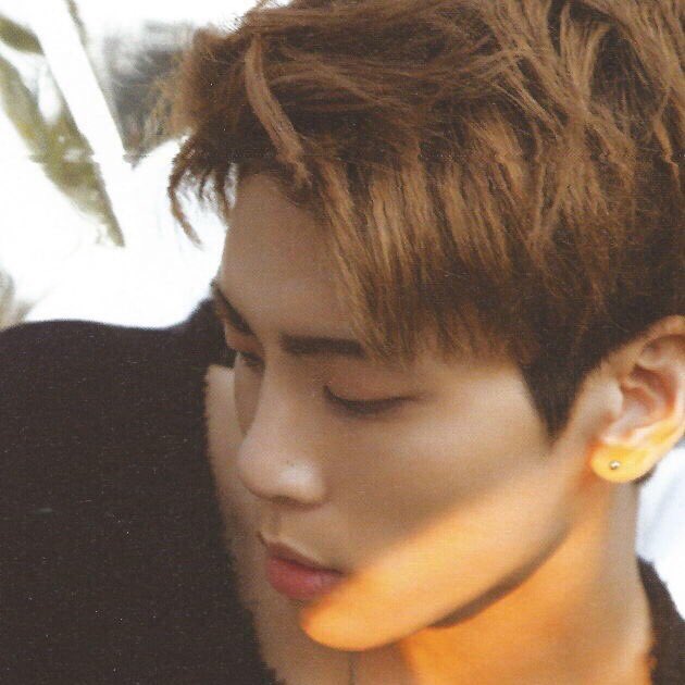 hannahtuvera's tweet photo. Rest in peace Jonghyun. we should take this time to reflect on our own lives and tell our ppl that we love them!! also we must raise awareness abt mental health, know the signs before it resorts to another loss of life. to everyone battling with this, stay strong! you did well. https://t.co/L52OeNTTRg