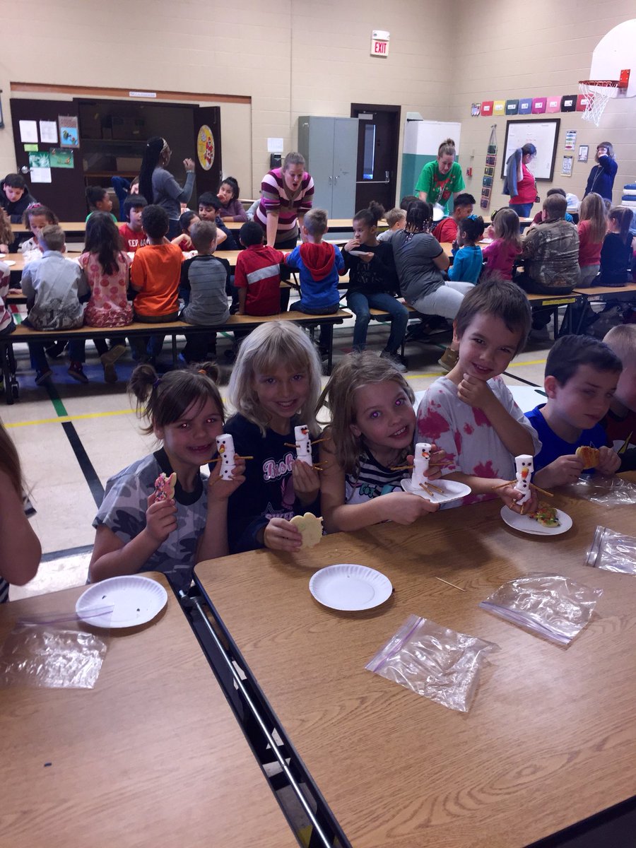 GVmediacenter's tweet photo. Gators celebrate great Quarter 2 behavior by eating cookies and building snowmen! https://t.co/bQ2NWaBncj