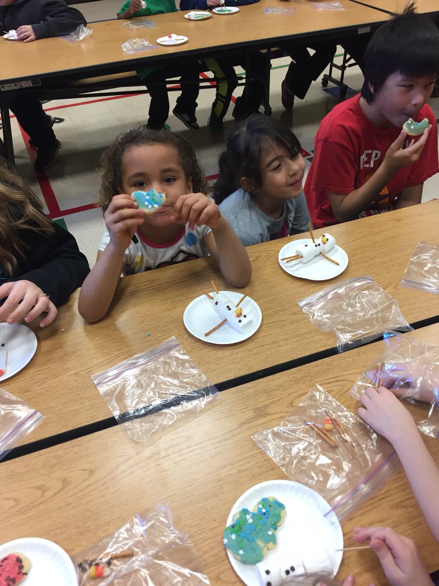 GVmediacenter's tweet photo. Gators celebrate great Quarter 2 behavior by eating cookies and building snowmen! https://t.co/bQ2NWaBncj