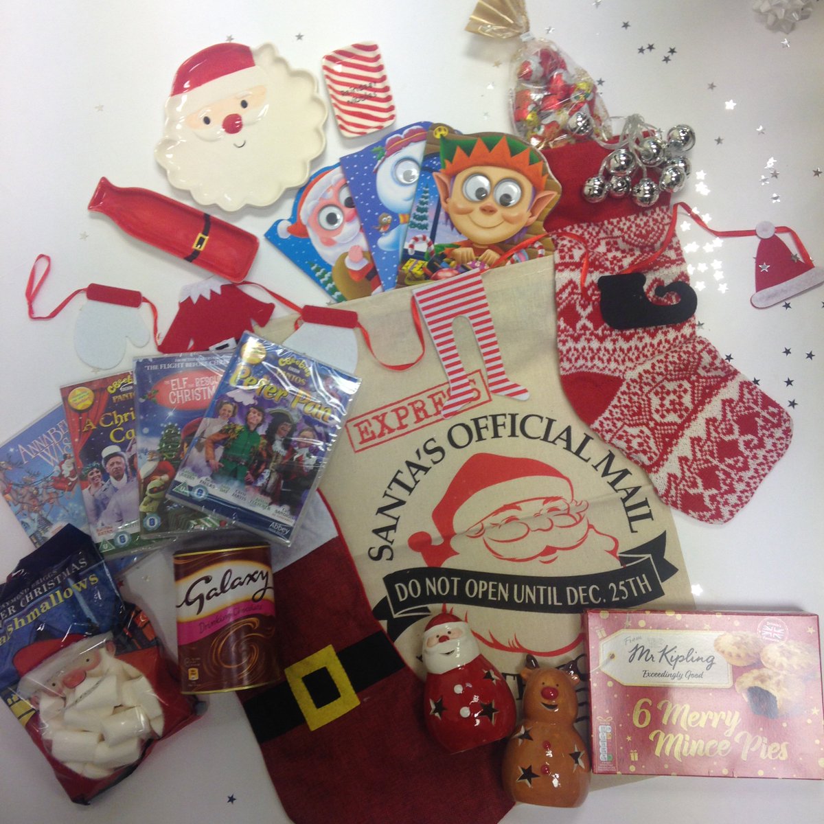 FishergateSC's tweet photo. ๐๐
๐โจDay 20!! #23daysofChristmas ๐
๐ง๐ถ A bundle of goodies for Christmas eve! All the christmassy treats you need from @Poundland ! A sack full of hot chocolate, DVD's, books, Santa's plate for his #mincepies & the mince pies & more! Follow, RT&Comment! Ends 10am 21/12/17 โจ https://t.co/EfUsYOgJYr