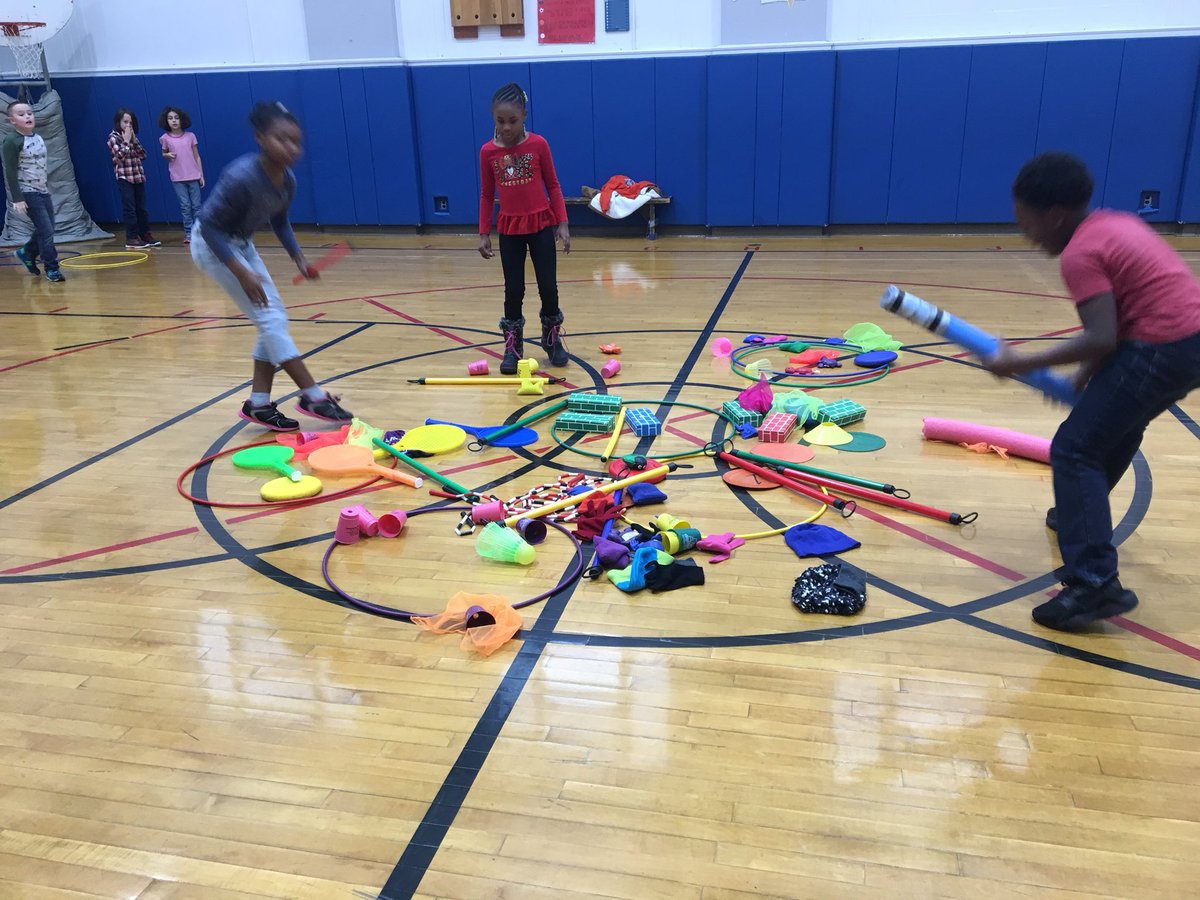 MeghanGoodness's tweet photo. Do you want to build a snowman!!! Winter fun in PE! @syracuselatin @SyracuseSchools https://t.co/4vxWx4XjUO
