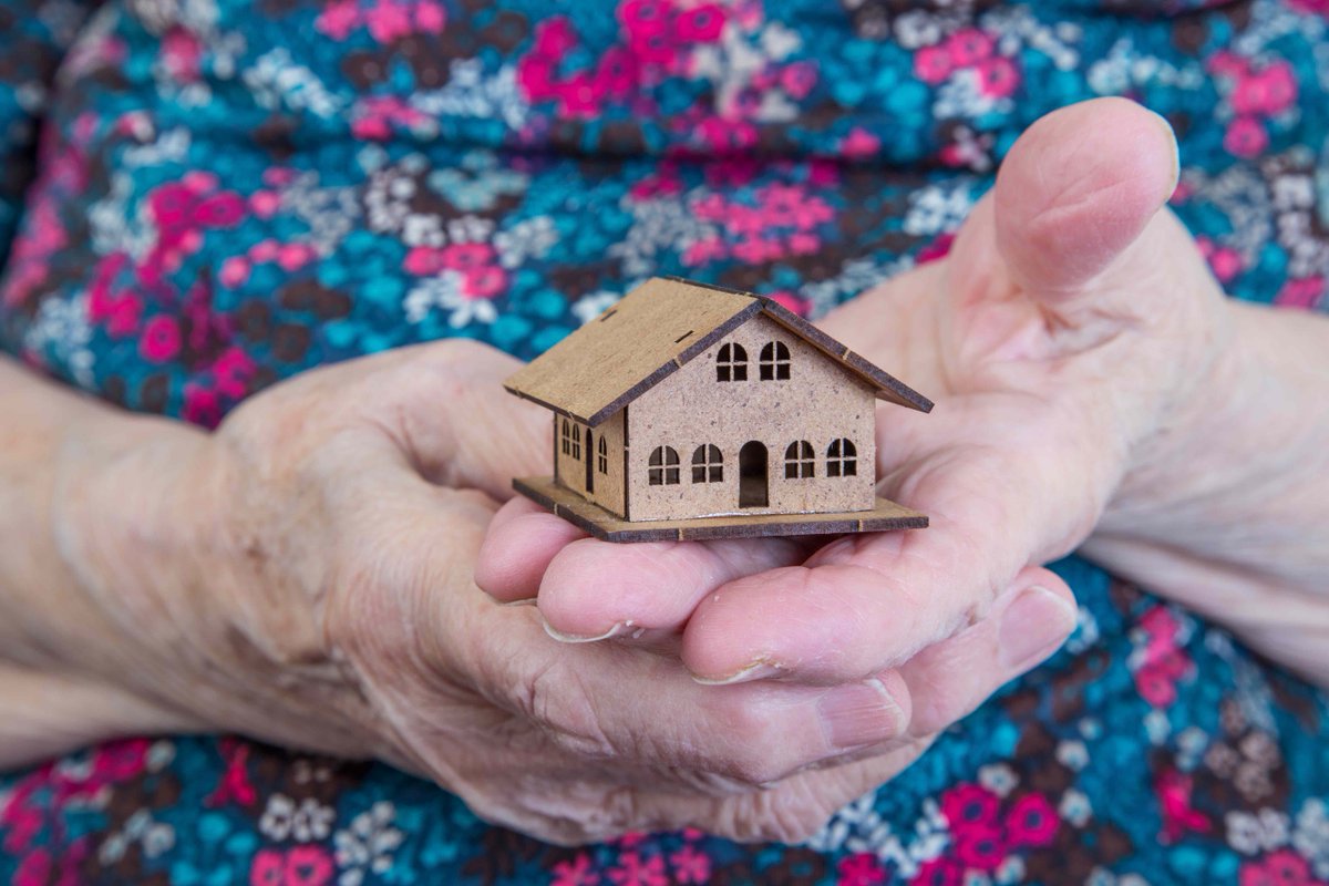 SeniorOnline's tweet photo. If you plan to remain in your #home rather than move to assisted living, you need to know these tips to prepare: https://t.co/D46lJYJhYg #Aging #Seniors #Family #homecare #vistingangels #Caregiving #caregivers #AgingVoices https://t.co/EtLoZf6zVH
